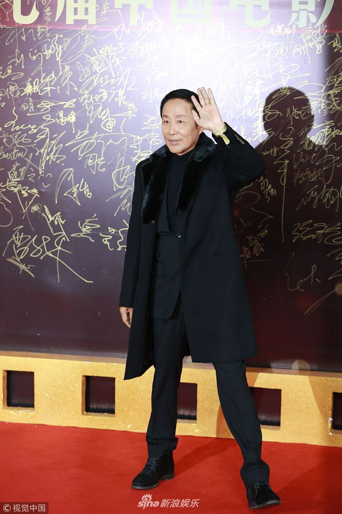 组图:陈道明着黑西装亮相红毯 微笑招手容光焕发