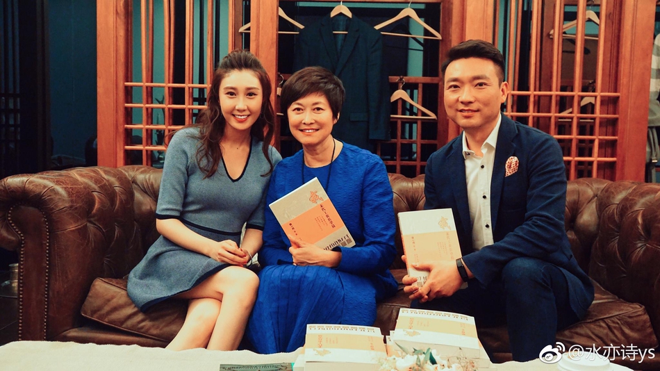 ... 主播来了!水均益女儿合影敬一丹康辉--扬子晚报网