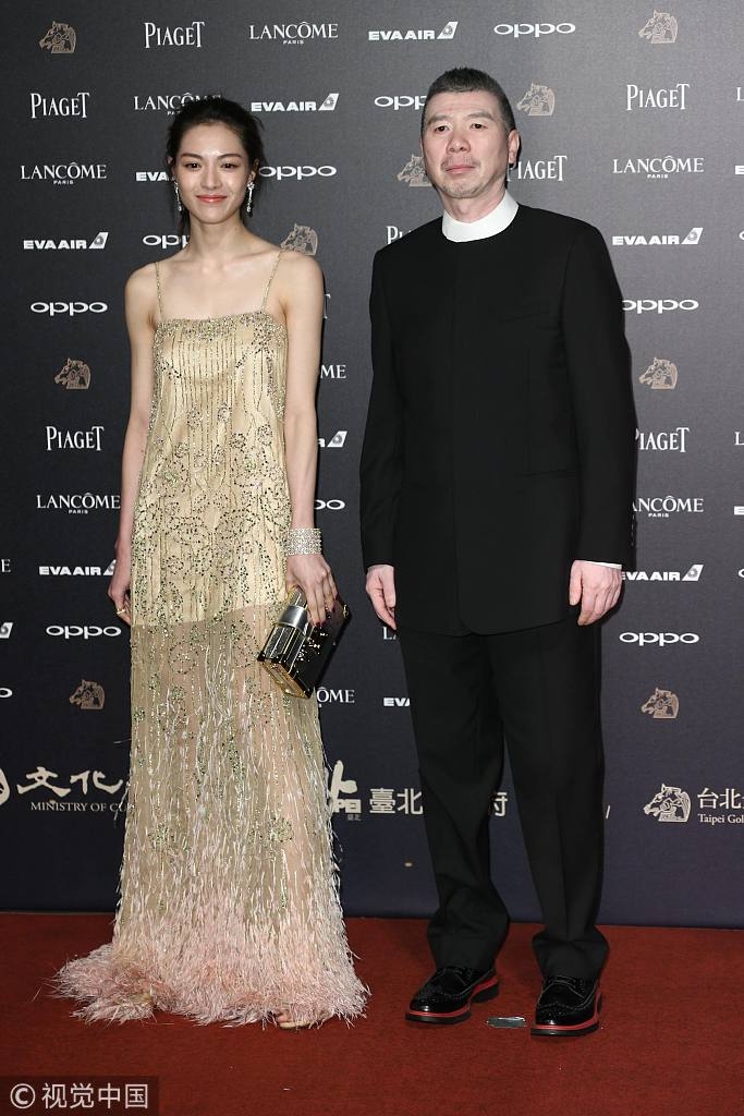 新浪娱乐讯 北京时间2017年11月25日晚，第54届台湾电影金马奖颁奖典礼在台北举行，新浪娱乐图文呈现。红毯星光闪耀，女星们争相斗性感。（图库/图）