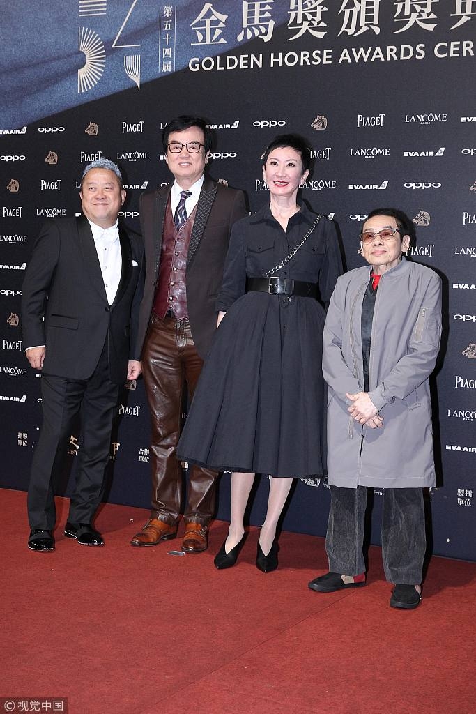 新浪娱乐讯 北京时间2017年11月25日晚，第54届台湾电影金马奖颁奖典礼在台北举行，新浪娱乐图文呈现。红毯星光闪耀，女星们争相斗性感。（图库/图）