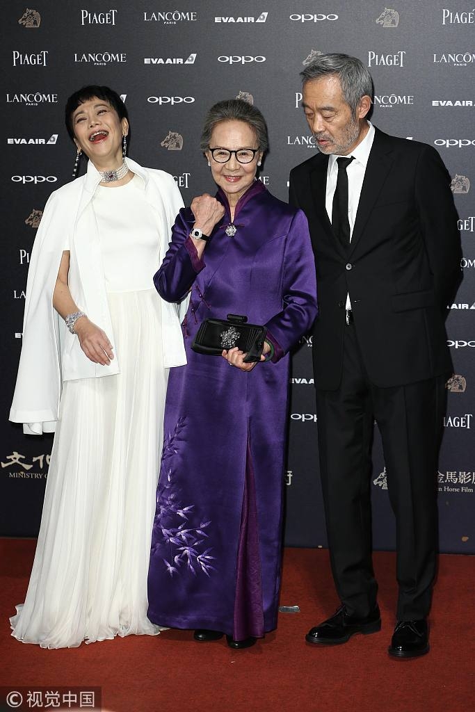 新浪娱乐讯 北京时间2017年11月25日晚，第54届台湾电影金马奖颁奖典礼在台北举行，新浪娱乐图文呈现。红毯星光闪耀，女星们争相斗性感。（图库/图）