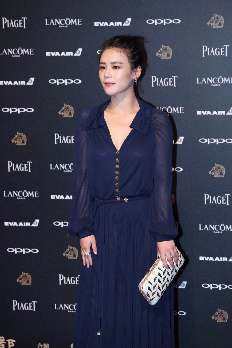 新浪娱乐讯 北京时间2017年11月25日晚，第54届台湾电影金马奖颁奖典礼在台北举行，新浪娱乐图文呈现。红毯星光闪耀，女星们争相斗性感。（宫德辉/图）