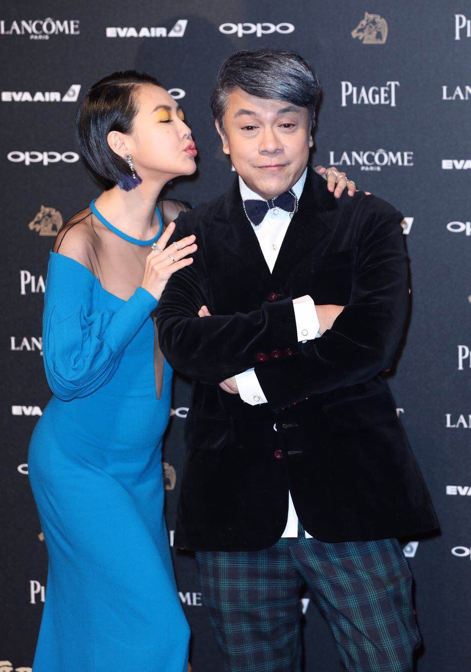 新浪娱乐讯 北京时间2017年11月25日晚，第54届台湾电影金马奖颁奖典礼在台北举行，新浪娱乐图文呈现。红毯星光闪耀，女星们争相斗性感。（宫德辉/图）