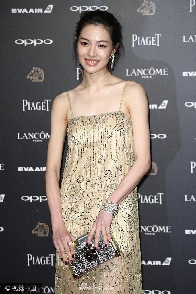 新浪娱乐讯 北京时间2017年11月25日晚，第54届台湾电影金马奖颁奖典礼在台北举行，新浪娱乐图文呈现。红毯星光闪耀，女星们争相斗性感。（图库/图）