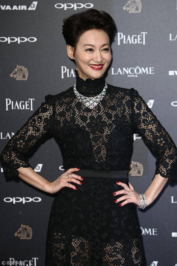 新浪娱乐讯 北京时间2017年11月25日晚，第54届台湾电影金马奖颁奖典礼在台北举行，新浪娱乐图文呈现。红毯星光闪耀，女星们争相斗性感。（图库/图）