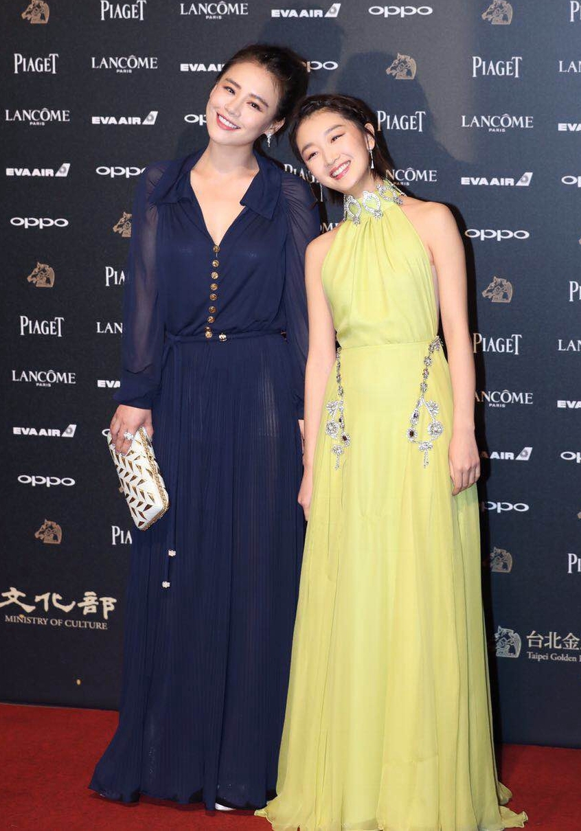 新浪娱乐讯 北京时间2017年11月25日晚，第54届台湾电影金马奖颁奖典礼在台北举行，新浪娱乐图文呈现。红毯星光闪耀，女星们争相斗性感。（宫德辉/图）