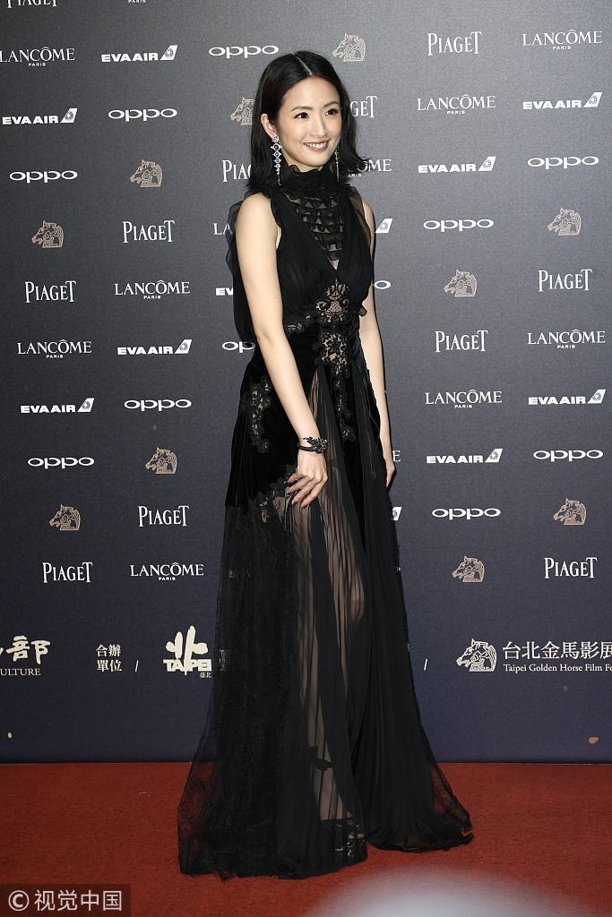 新浪娱乐讯 北京时间2017年11月25日晚，第54届台湾电影金马奖颁奖典礼在台北举行，新浪娱乐图文呈现。红毯星光闪耀，女星们争相斗性感。（图库/图）