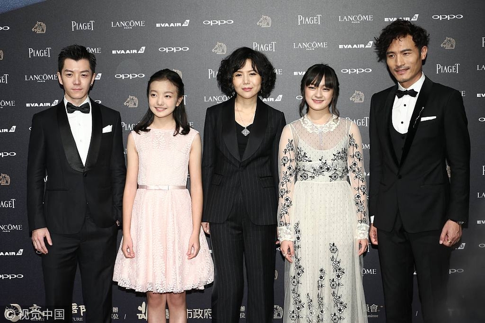 新浪娱乐讯 北京时间2017年11月25日晚，第54届台湾电影金马奖颁奖典礼在台北举行，新浪娱乐图文呈现。红毯星光闪耀，女星们争相斗性感。（图库/图）