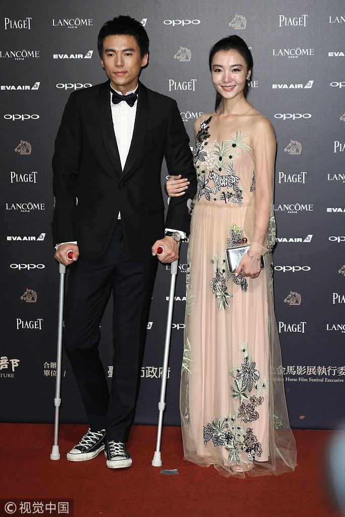 新浪娱乐讯 北京时间2017年11月25日晚，第54届台湾电影金马奖颁奖典礼在台北举行，新浪娱乐图文呈现。红毯星光闪耀，女星们争相斗性感。（图库/图）