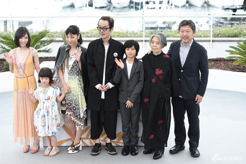 组图:《小偷家族》亮相戛纳 松冈茉优甜笑俏丽