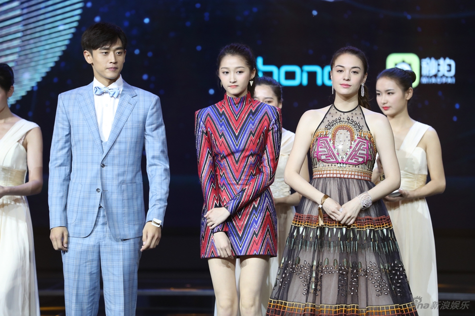 组图:微博电影之夜 关晓彤张榕容王天辰获最受