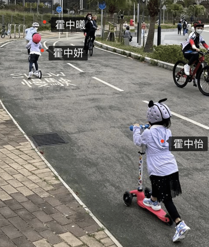 组图:霍启刚带三个娃爬山兄妹牵手登高超有爱第5张图片 组图:霍启刚带三个娃爬山兄妹牵手登高超有爱第5张图片