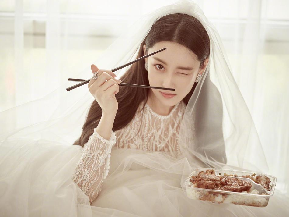 组图：张馨予晒婚纱照拿筷子眨眼卖萌与何捷大快朵颐很可爱_高清图集_新浪网