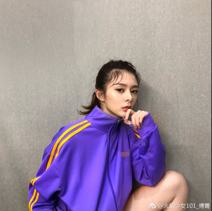 组图：傅菁穿紫色运动服表情酷 大玩下衣失踪秀长腿