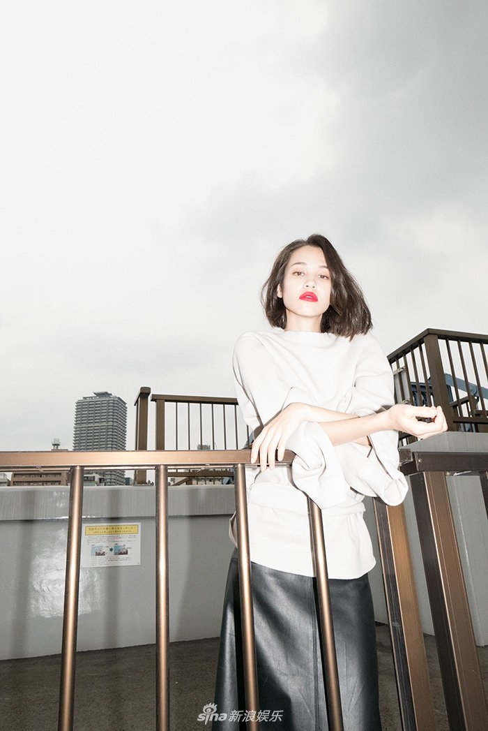 水原希子拍摄写真 标志性短发时髦感十足