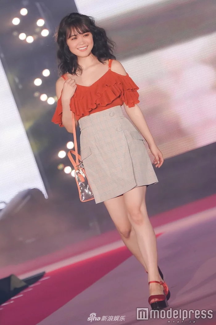 组图:艺人菅本裕子参加时尚盛典 露肩上衣配短