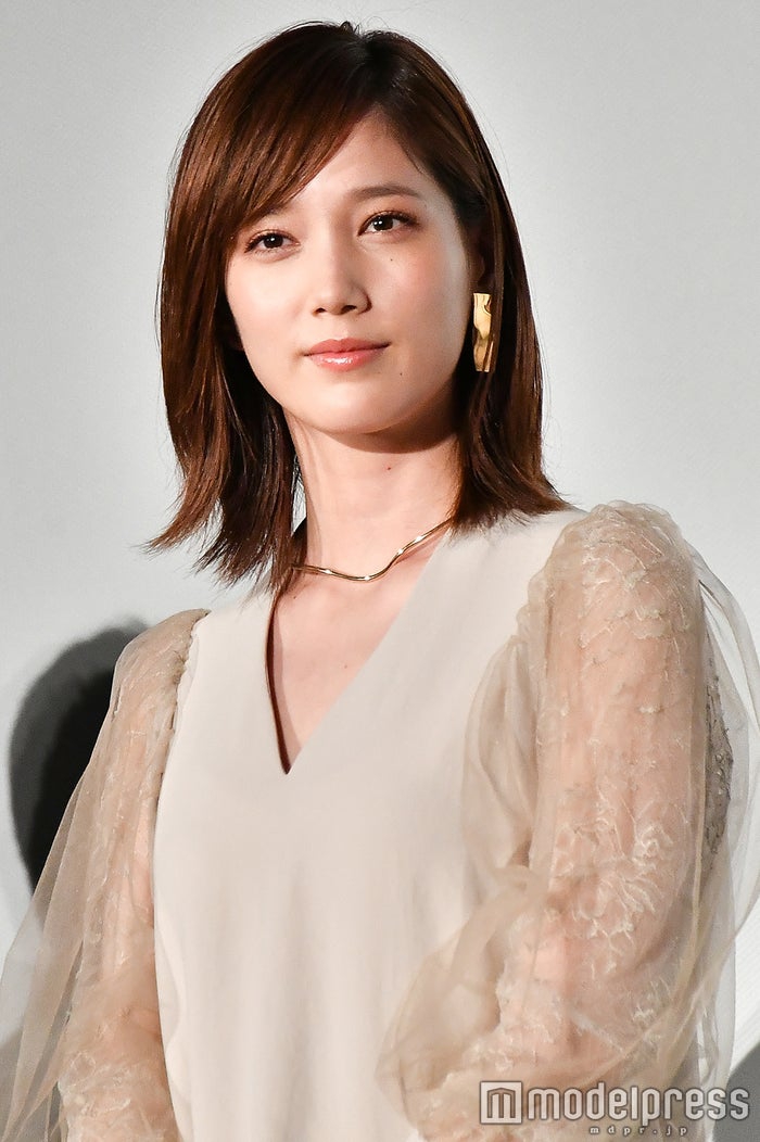 组图:本田翼穿白色纱裙出席活动 妆容精致犹如洋娃娃
