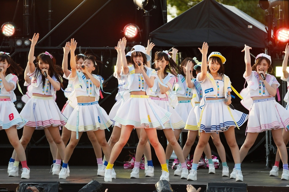 组图:偶像组合akb48夏日祭热力开唱 青春少女可爱无敌