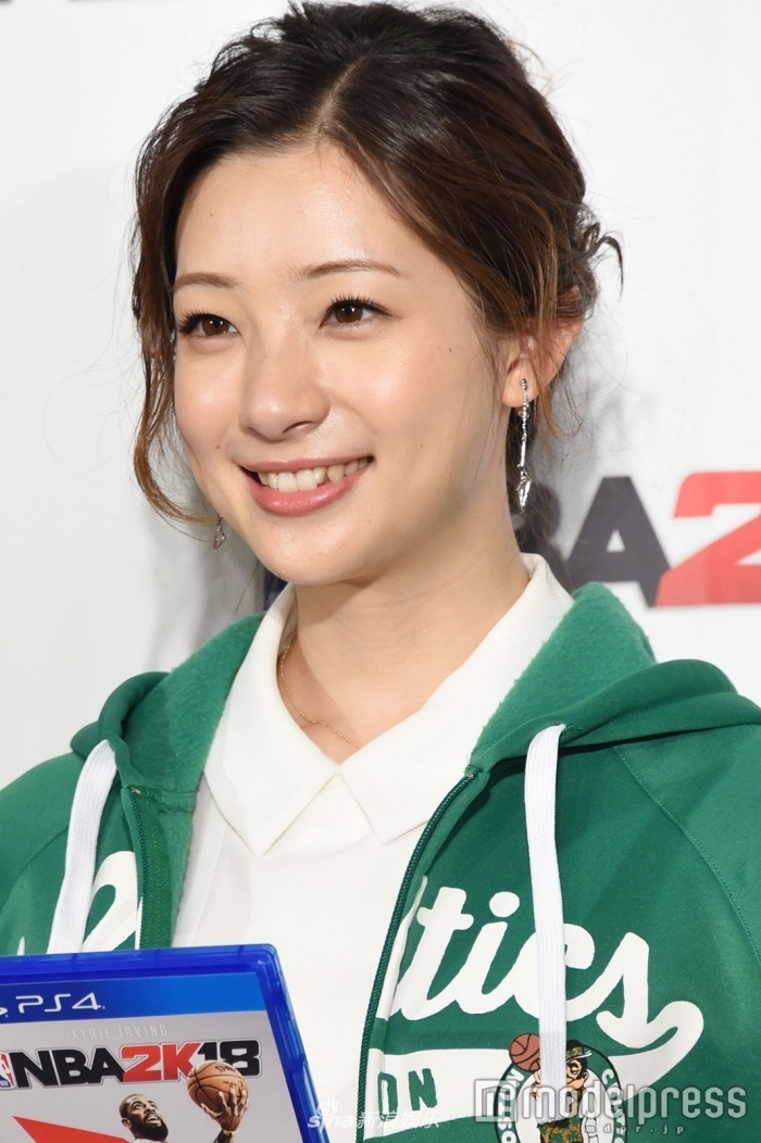 组图:日女星足立梨花出席活动 笑容灿烂玩转混搭风_高清图集_新浪网
