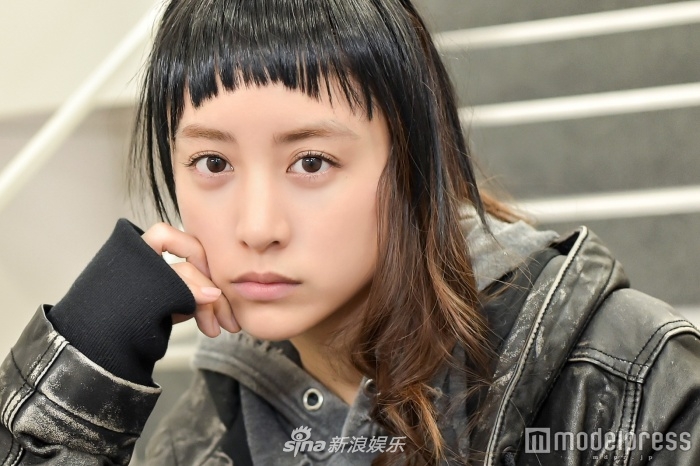 组图:日女星山本美月挑战眉上刘海 颜值高无所畏惧