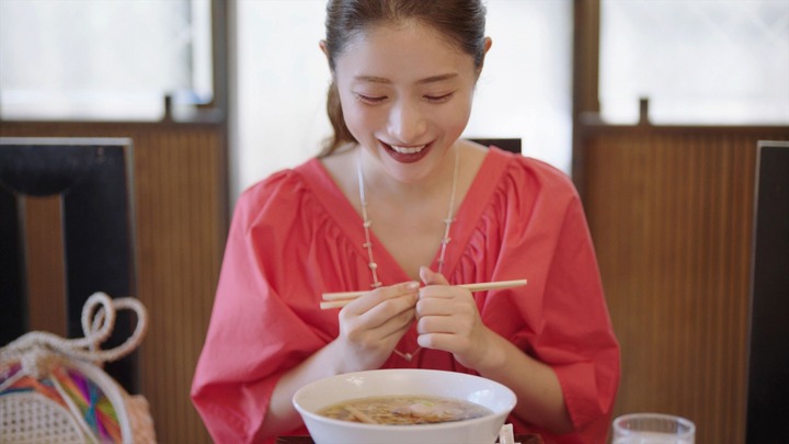 组图：石原里美出演东京地铁广告 扎马尾辫表情夸张活泼可爱
