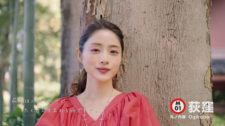 组图：石原里美出演东京地铁广告 扎马尾辫表情夸张活泼可爱
