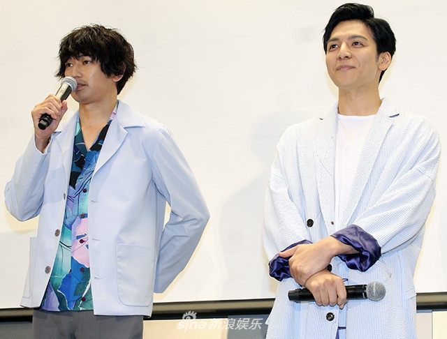 组图:生田斗真瑛太宣传《友罪》 在明治大学和