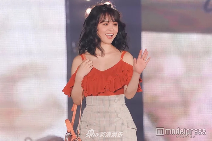 组图:艺人菅本裕子参加时尚盛典 露肩上衣配短