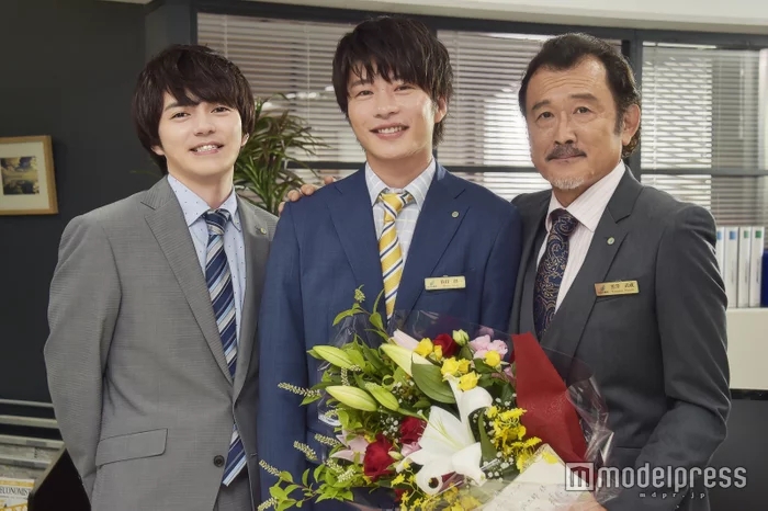 组图:日剧《大叔的爱》拍摄完成 田中圭泪腺崩坏大哭