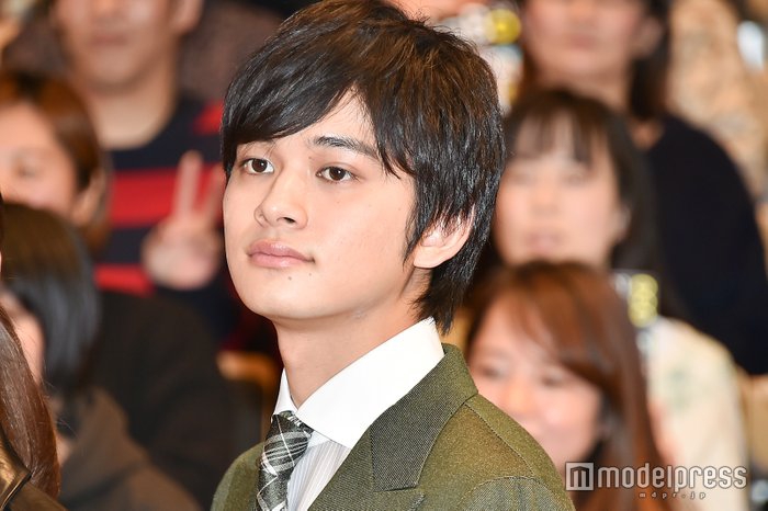组图:北村匠海出席剧集发布会 军绿西装宛如乖乖仔
