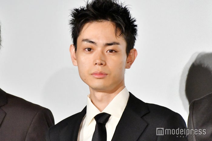 组图菅田将晖出席电影活动短发西装清爽帅气