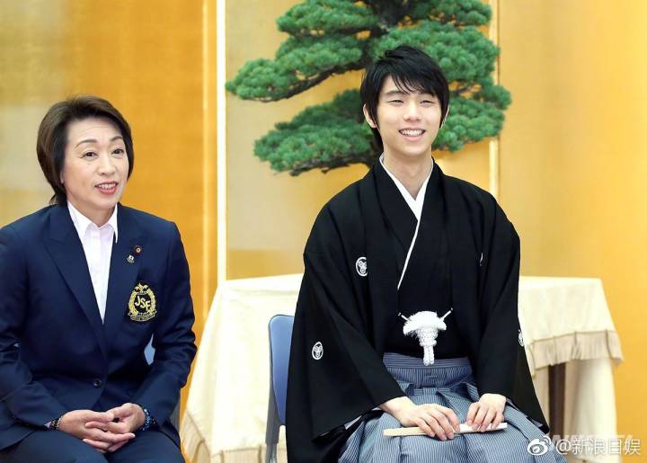组图:羽生结弦获日本国民荣誉奖 身穿羽织袴出席授予仪式