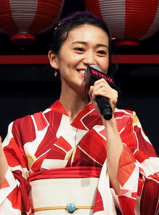 组图：大岛优子参加活动 身穿红色和服优雅美丽