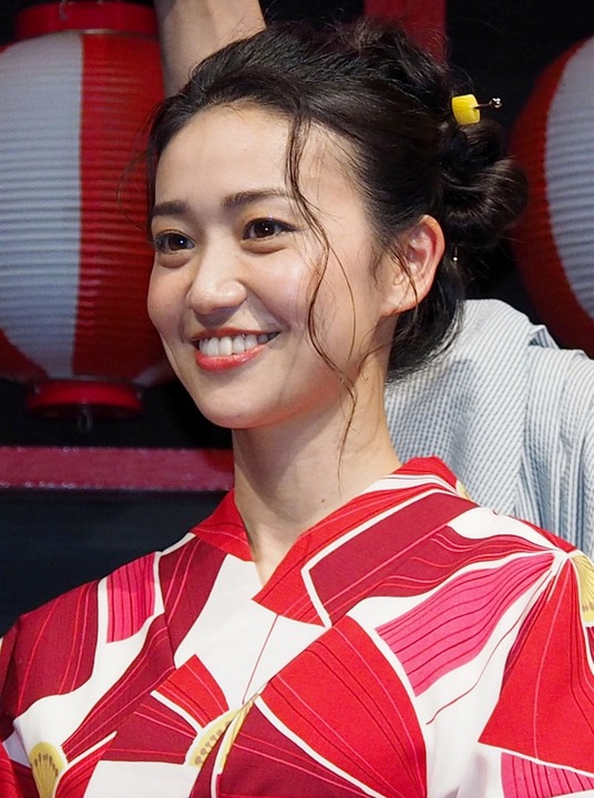 组图：大岛优子参加活动 身穿红色和服优雅美丽