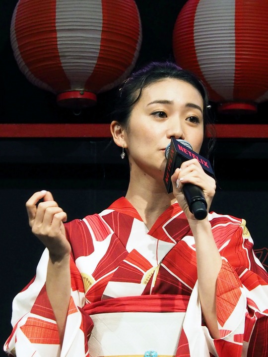 组图：大岛优子参加活动 身穿红色和服优雅美丽