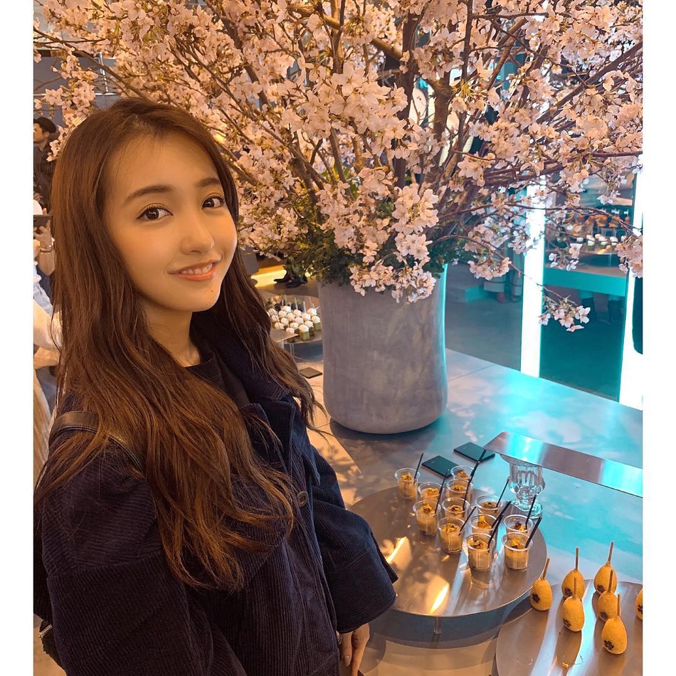 组图:板野友美ins晒照 与樱花合影似花间仙女