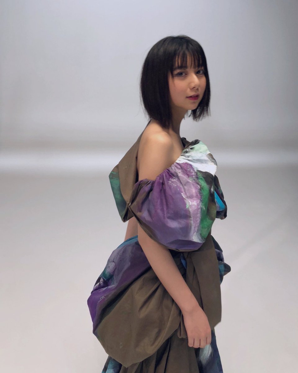 组图：上白石萌歌获日本奥斯卡新人奖 礼服展现成熟风范