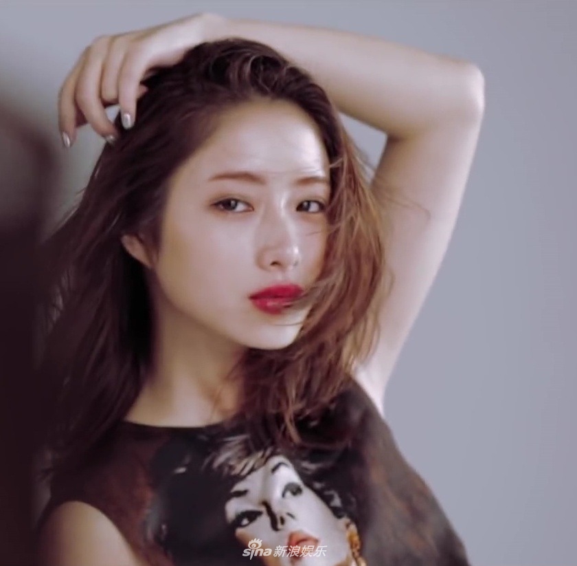 组图:女星石原里美拍摄花絮公开 完美侧颜魅惑性感