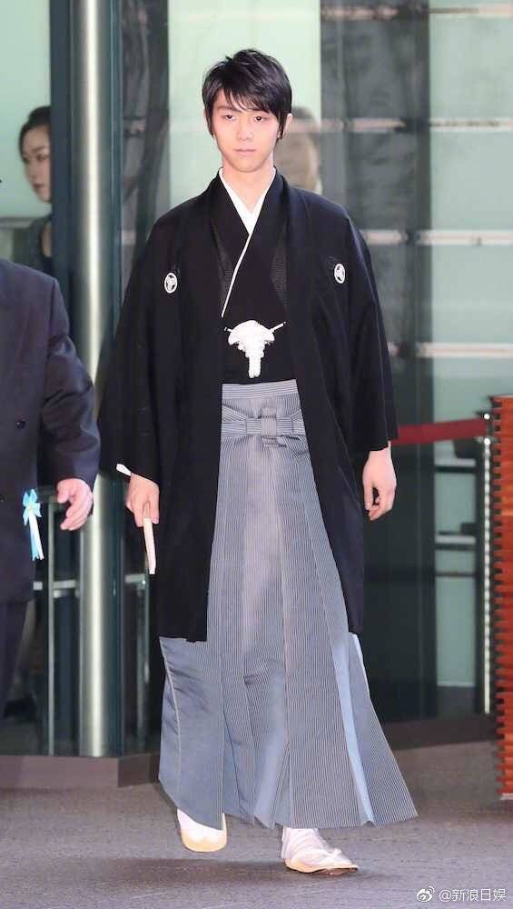 羽生结弦获日本国民荣誉奖 身穿羽织袴出席授予仪式