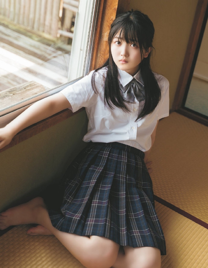 组图:乃木坂46久保史绪里拍摄杂志 身着制服清纯可爱