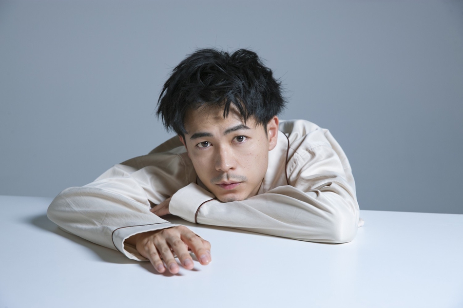 组图:成田凌拍摄网站采访照 乱发小胡子痞帅有范