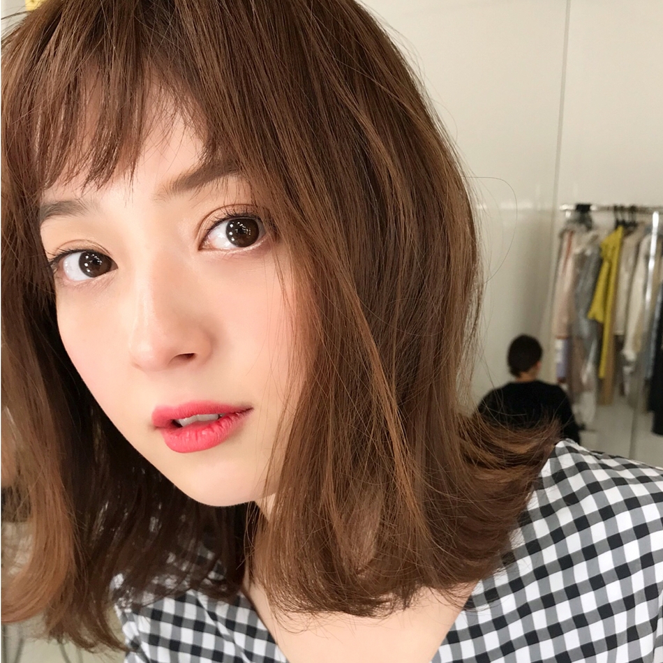 佐佐木希晒工作幕后照 皮肤发光眼睛里有星星