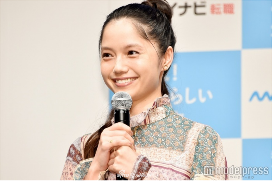 组图:日本女星宫崎葵出席活动 称对结婚祝福表示感谢