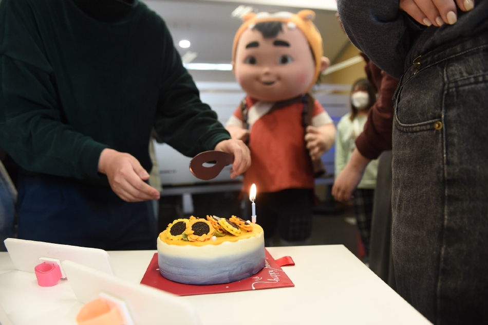 组图：同道大叔虎墩《小虎墩大英雄》微首映 扫楼变运势解析现场_3