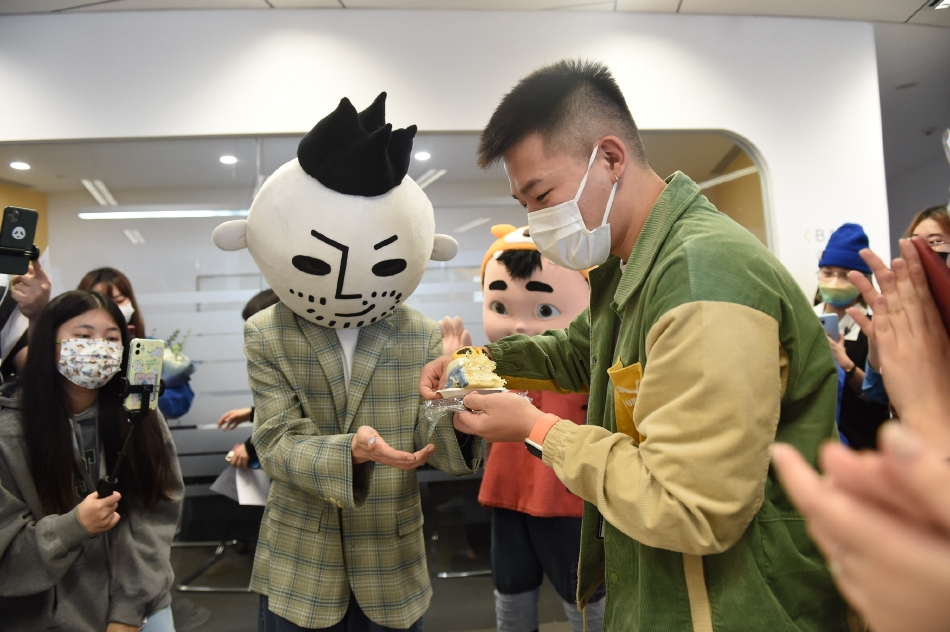 组图：同道大叔虎墩《小虎墩大英雄》微首映 扫楼变运势解析现场_2
