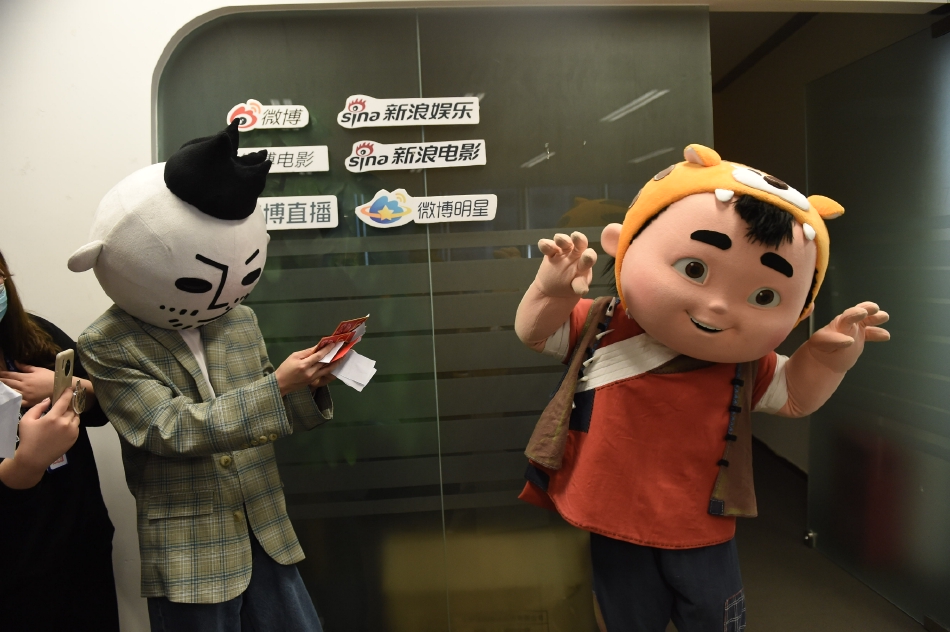 组图：同道大叔虎墩《小虎墩大英雄》微首映 扫楼变运势解析现场_5