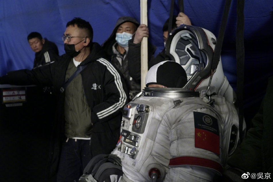 组图：吴京晒《流浪地球2》片场照 已定档2023年春节上映_0