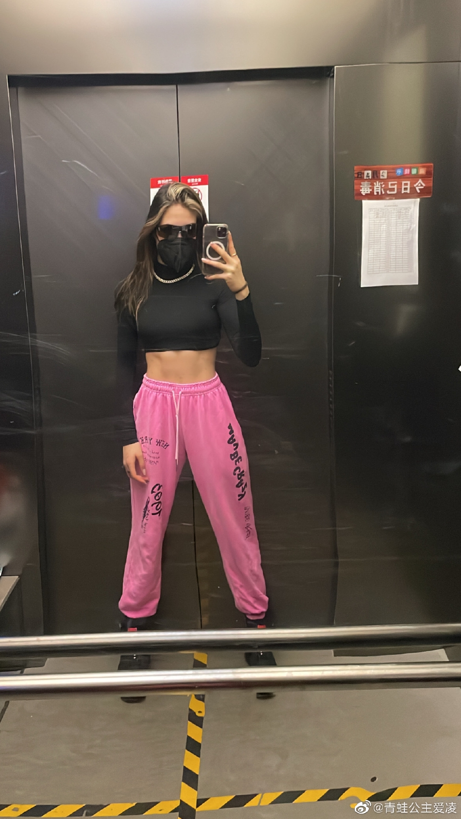 组图：谷爱凌古灵精怪分享冬奥时尚 晒对镜自拍秀优越腹肌线条_2