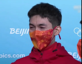 组图：中国夺冬奥会短道速滑混合接力首金 武大靖哭着说圆梦了_1