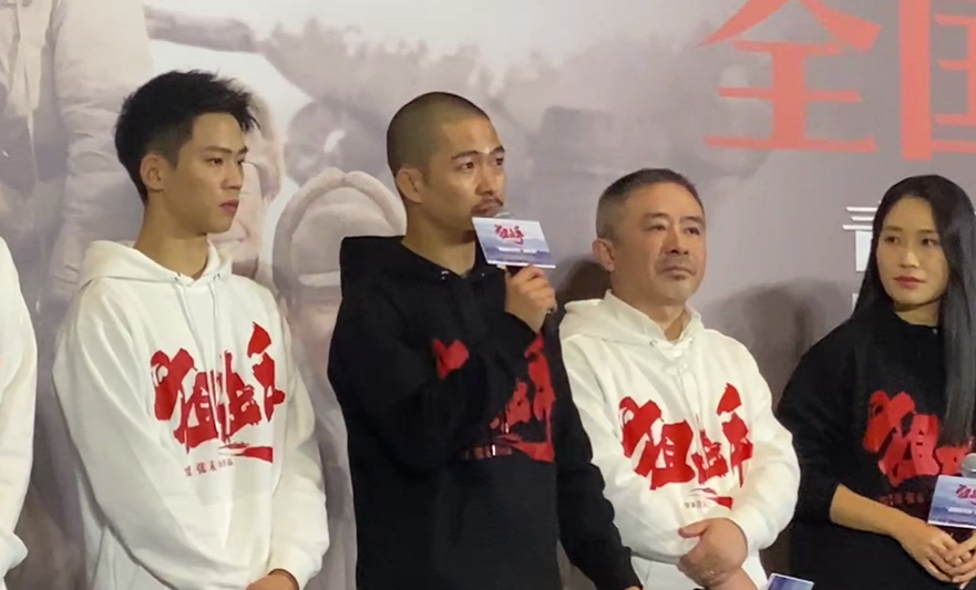 组图：张艺谋作品《狙击手》特别放映 韩红李现现身观影_1